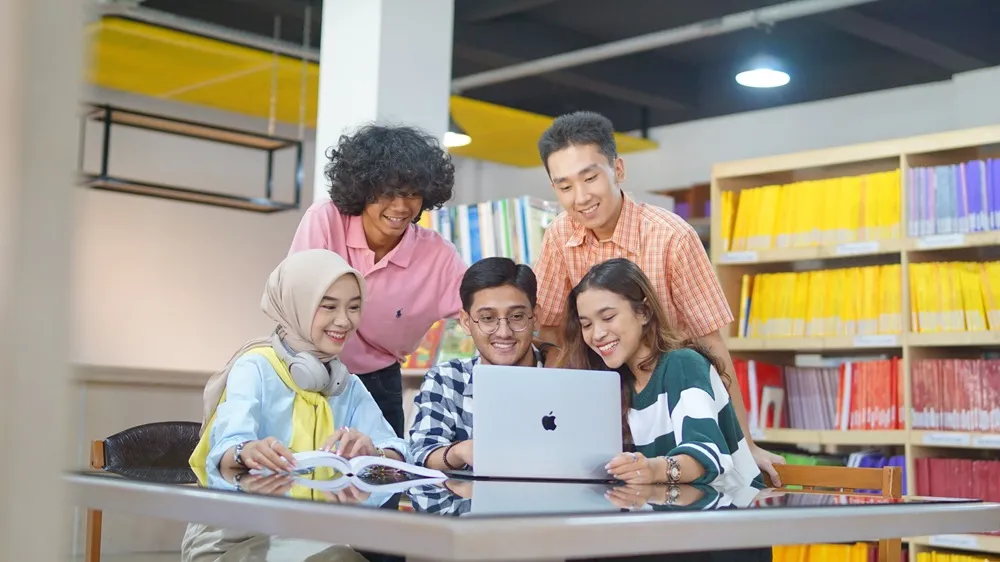 Kuliah Online vs Tatap Muka: Mana yang Lebih Efektif untuk Mahasiswa Indonesia di Tengah Pandemi?